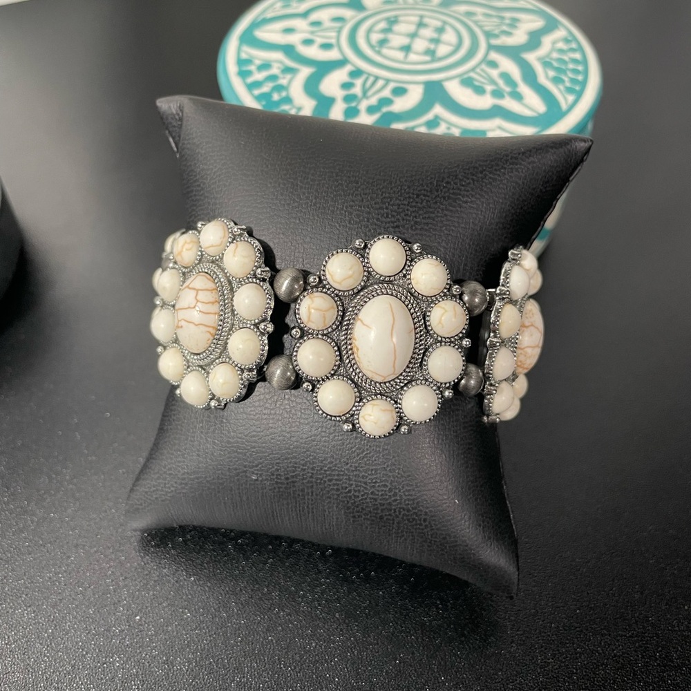 Navajo/Western Stretch Beige Bracelet - Picture 4 of 6